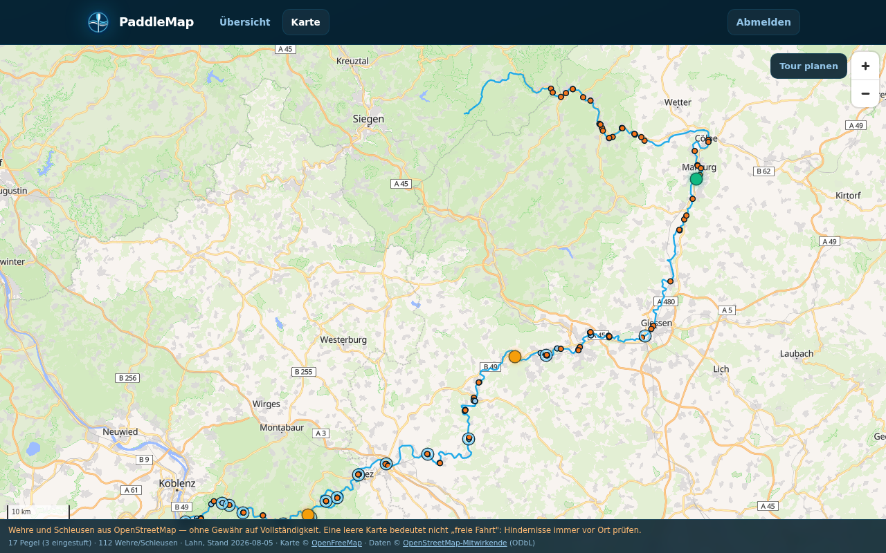 Die Lahn auf der Karte, von der Quelle bis Lahnstein, mit farbigen Pegelmarkern und orangen Punkten für Wehre und Schleusen.